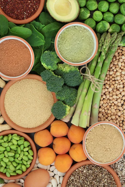 Proteinreiche Reformkost Mit Frischem Gemüse Trockenfrüchten Hülsenfrüchten Nüssen Milchprodukten Nahrungsergänzungsmitteln — Stockfoto