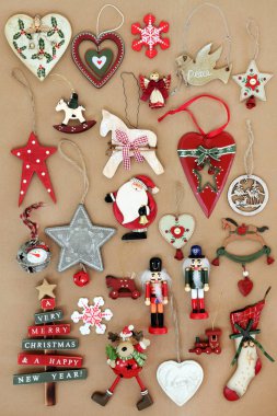 Eski moda retro Noel ağacı dekorasyon ahşap ve kahverengi kalay yaptı Kağıt arka plan kaydırma. Festival sezonu için tebrik kartı. Üstten görünüm.