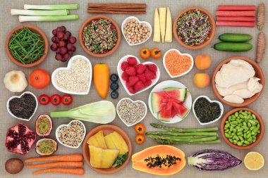 Tavuk, uskumru, tahıl, tahıl, meyve, sebze, ot ve baharat protein, antioksidanlar, Antosiyaninler, diyet lifi ve vitaminler yüksek gıdalar ile sağlıklı beslenme için süper gıda kavramı. Üstten görünüm.