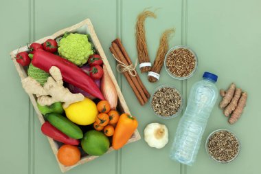 Diyet sağlık gıda için karaciğer detoks konsepti ile taze meyve, sebze, su, tohum, otlar ve baharatlar ile bitkisel ilaç. Gıdalar antioksidanlar, omega 3, vitaminler ve diyet lifi yüksek.  