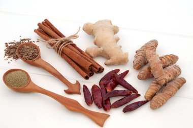 Kilo kaybı ve beyaz tahta üzerinde iştah bastırmak için taze ve kuru zerdeçal, kimyon, zencefil, biber, tarçın ve gymnema sylvestre kullanımı ile yağ kırmak ile yardım için kullanılan baharat seçimi.