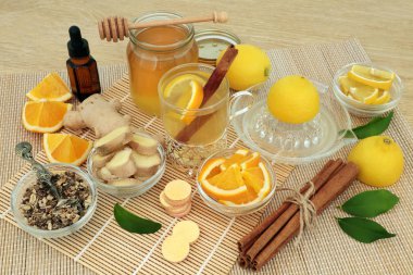 Grip ve soğuk bitkisel ilaç maddeler echinacea ot, okaliptüs yağı, taze zencefil, portakal ve limon meyve, c vitamini tabletleri, tarçın ve bal ile sıcak bir içecek olarak bambu ile giderilmesi.