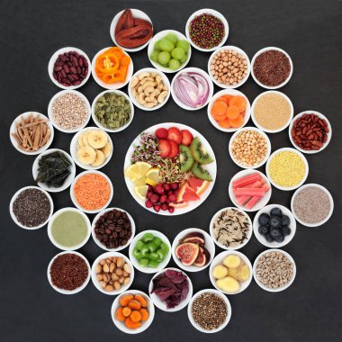 Losing Ağırlık kavramı dahil meyve, sebze, tahıl, fındık, tohum, baharatlar, kahve, ek tozlar ve otlar arduvaz arka plan üzerinde superfood. 