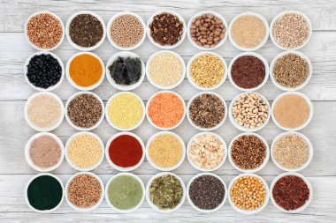 Karaciğer detoks sağlık gıda seçiminde porselen rustik ahşap arka plan üzerinde kaseler. Gıdalar antioksidanlar, anthocaynins, vitaminler, diyet lifi ve akıllı karbonhidrat yüksek.