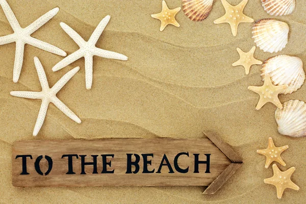 Old Rustic Beach Sign Starfish Cockle Shells Sand Summer Holiday — Stock Photo, Image