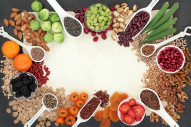 Yüksek lif süper gıda meyve, sebze, tohumu, fındık, kepekli makarna, tahıl ve tahıl ile sınır arka plan. Omega 3, Antosiyaninler, antioksidanlar ve vitaminler ile gıdalar. Parşömen kağıt ve kayrak.