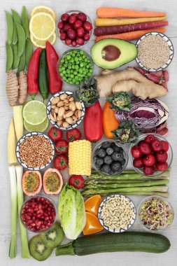 Süper yiyecek konsepti ile taze meyve ve sebze, otlar, baharatlar, fındık, tohum, baklagiller, tahıllar, antioksidanlar, Antosiyaninler, diyet lifi ve vitaminler yüksek gıdalar ile iyi bir sağlık için.