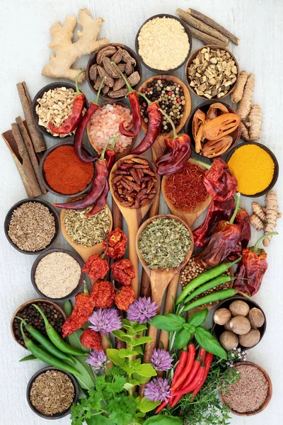 草本和香料新鲜和干燥的食物调味在木碗和橄榄木勺子在乡村木背景 顶视图 — 图库照片