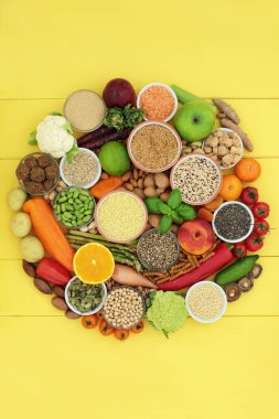 Süper gıda vegans meyve, sebze, otlar, baharat, tahıllar, fındık, tohum, sos ile karıştırın, makarna, tahıllar, baklagiller ve quinoa topları. Yüksek antioksidan, protein, diyet lifi, omega 3 ve vitaminler.
