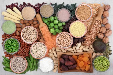 Sağlık Gıda yüksek protein baklagiller, sebze, Kuru meyve, tahıl, içerik ile ek tozlar, badem yoğurt, tohumlar ve fındık. Süper yiyecek fiber, vitaminler ve antioksidanlar yüksek. Üstten görünüm.