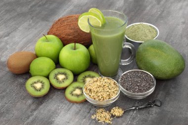 Kenevir kabuğu ile iyi bir sağlık ve chia tohum maç toz ve beyaz zemin üzerine taze meyve suyu güler yüzlü içki. Yüksek omega 3, antioksidanlar, vitaminler ve diyet lifi.