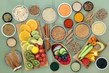 Diyet sağlık gıda için karaciğer detoks kavramı taze meyve, sebze, bitkisel ilaç, baklagiller, tahıllar, tohum, otlar ve baharatlar ile. Gıdalar antioksidanlar, omega 3, vitaminler ve diyet lifi yüksek. Üstten görünüm.
