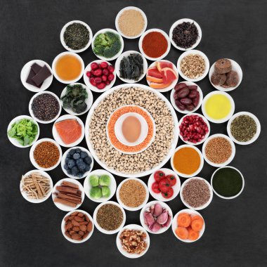 Büyük sağlık gıda tekerlek yaşlanma süreci yavaşlatmaya gıdalar ile. Çok yüksek antioksidan, Antosiyaninler, diyet lifi ve vitaminler. Arduvaz arka plan üstten görünüm.