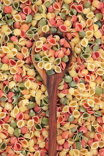 Pasta Tricolor Conchiglie Sobre Una Cuchara Madera Olivo Suelta Formando —  Fotos de Stock