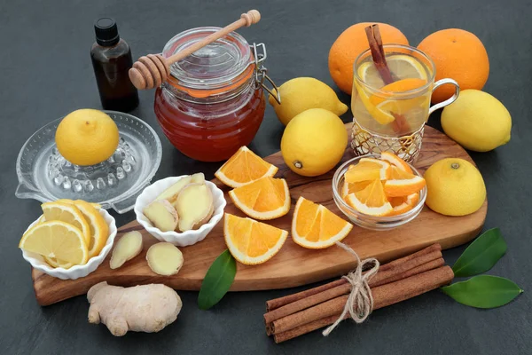 天然流感和冷疗法与橘子和柠檬水果 桉树油 新鲜生姜和肉桂棒与天然药用饮料在竹子背景 — 图库照片