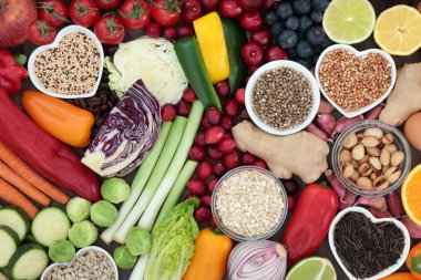 Tohumu, fındık, meyve, sebze, tahıl, otlar ve tahıl ile sağlıklı beslenme için süper yiyecek konsepti. Gıdalar antioksidanlar, protein, Antosiyaninler, diyet lifi ve vitaminler yüksek. Üstten görünüm.