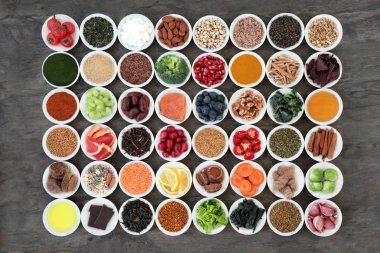 Süper Gıda meyve, sebze, tohumu, fındık, dahil yaşlanma süreci kavramı yavaş otlar, baharatlar, yeşil çay ve süt için. Yüksek antioksidan, Antosiyaninler, diyet lifi ve omega 3. Slate üzerinde üstten görünüm.