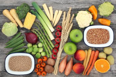 Yüksek lif Gıda sağlıklı bir diyet taze sebze ve meyve, kepekli tahıllar ve buğday kaplamalar için. Yüksek antioksidan, Antosiyaninler, vitaminler ve mineraller. Rustik ahşap üzerine üstten görünüm.