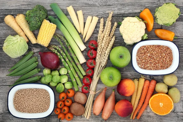高纤维食品 健康饮食与新鲜蔬菜和水果 全麦和小麦护套 富含抗氧化剂 花青素 维生素和矿物质 乡村木材的顶视图 — 图库照片
