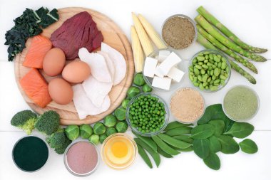 Yüksek protein yiyecek koleksiyonuyla et, balık, süt ürünleri, bakliyat, ek tozlar ve soya soya peyniri. HGH diyet lifi, antioksidanlar ve vitaminler. Rustik ahşap zemin üzerine Üstten Görünüm.