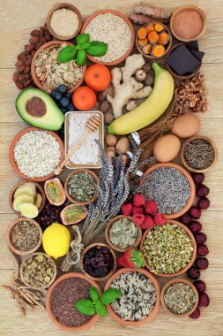 Stres ve anksiyete superfood seçimi otlar ve gevşeme ile yardım ve kronik yorgunluk ve depresyon azaltmak bitkisel tıp alanında kullanılan baharat ile de rahatlatma. Meşe ahşap masa üzerinde Üstten Görünüm.
