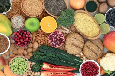 Sağlık gıda yüksek lif diyet meyve, sebze, tam buğday ekmek rulo, tahıl, kepekli makarna, fındık, tohumlar ve spirulina tozu ile için. Yüksek antioksidan, Antosiyaninler ve vitaminler.
