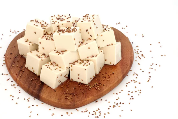 豆腐豆腐在白色背景的木板上撒上紫花苜蓿种子 素食主义者的保健食品 富含蛋白质和欧米茄 含有8种必需氨基酸 — 图库照片