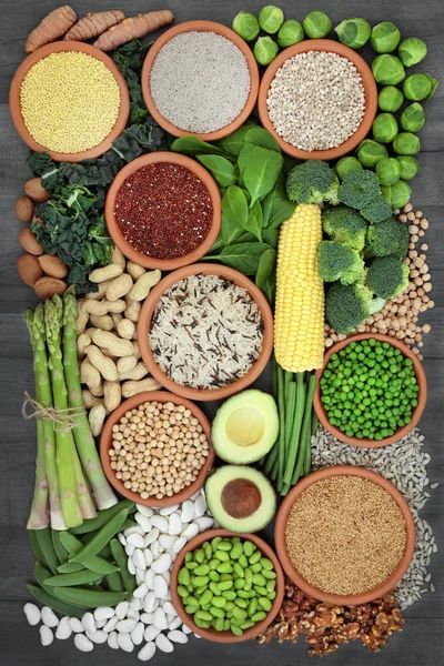 新鮮な野菜 ナッツ 健康食品 食物繊維 ビタミンや抗酸化物質の高高たんぱくの健康的なスーパー食品 素朴な木材の背景のトップ ビュー — ストック写真