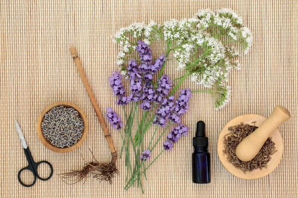 Lavendel Valeriaan Kruiden Etherische Olie Fles Bamboe Achtergrond Gebruikt Alternatieve — Stockfoto