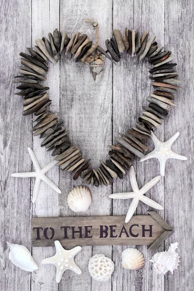 Drijfhout hart en naar het strand teken — Stockfoto