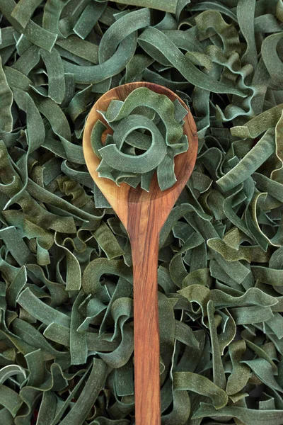Gekiemde spelt Spirulina tagliatelle pasta — Stockfoto