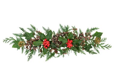 Süslü, soyut Kış Noel ve Yeni Yıl gösteriminde Holly & bol kırmızı böğürtlen, sarmaşık ve selvi yaprakları beyaz arka planda. Festival sezonu için doğal kompozisyon. Düz yatış, üst görünüm.