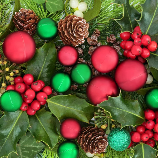 Kerst Achtergrond Compositie Met Rode Groene Bal Kerstballen Met Wintergroen — Stockfoto