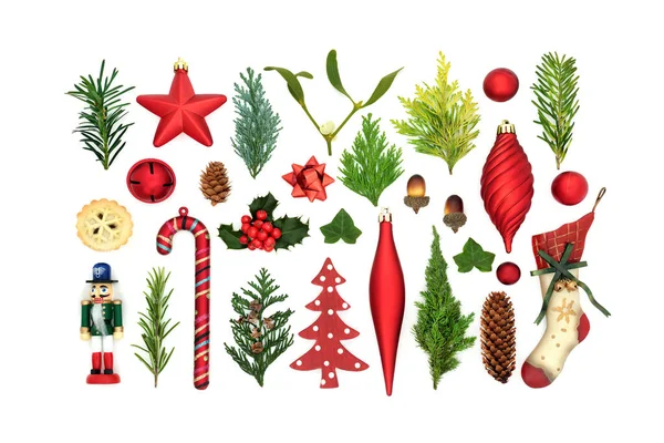 白い背景に泡の装飾と冬の緑のクリスマスコレクション お祝いの休日シーズンのための伝統的なシンボル フラットレイアウト トップビュー コピースペース — ストック写真