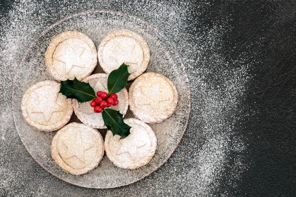 Homemade Christmas Mince Pies Plate Winter Berry Holly Icing Sugar — Stock Photo, Image