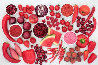 Kırmızı ve mor meyve, sebze, sos, salata ve sos dolu vejetaryen sağlıklı yiyecekler. Yiyecekler ayrıca vitamin, mineral, antioksidan ve diyet liflerinde de çok yüksektir. Bağışıklık güçlendirici kavram. 