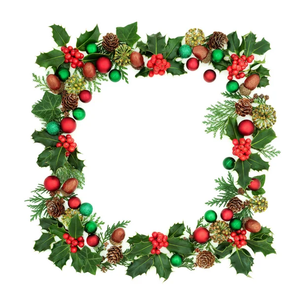 Quadratische Weihnachtskranzdekoration Mit Stechpalme Rotem Und Grünem Christbaumschmuck Wintergrün Auf — Stockfoto