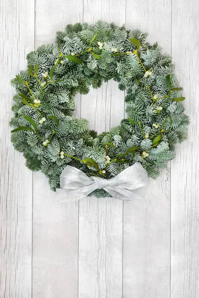 Snow Covered Spruce Fir Mistletoe Winter Wreath White Bow Rustic — Stock Photo, Image