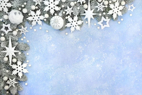 Χριστούγεννα Χιόνι Καλύπτονται Σύνορα Λευκό Αστέρι Νιφάδα Χιονιού Μπάλα Στολίδια — Φωτογραφία Αρχείου