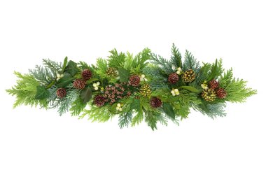 Kışın yeşillik dekoru. Beyaz arka planda sedir çiçeği, ökseotu, sarmaşık ve çam kozalakları. Noel ve Yeni Yıl kompozisyonu. Düz yat, boşluğu kopyala.