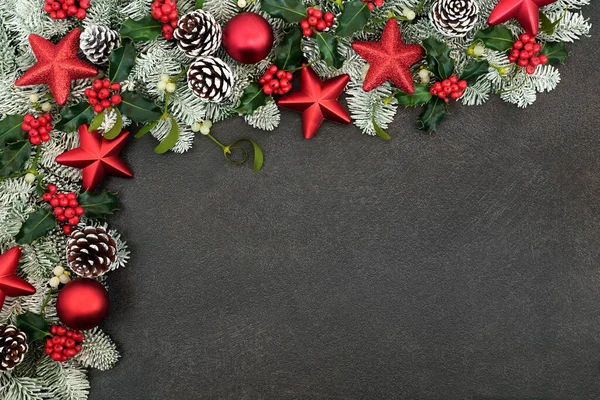 Kerst Achtergrond Grens Met Rode Ster Bauble Decoraties Besneeuwde Sparren — Stockfoto