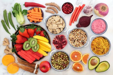 Antioksidanlı, antosiyaninli, vitaminli, mineralli, likopenli, proteinli, akıllı karbonhidratlı, omega 3 & lifli sağlıklı vejetaryen süper yiyecekler. Bitki temelli etik beslenme konsepti. Düz yatıyordu.