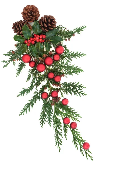 Kerstversiering Met Hulst Cedercipres Dennenappels Rode Kerstballen Witte Achtergrond Decoratief — Stockfoto