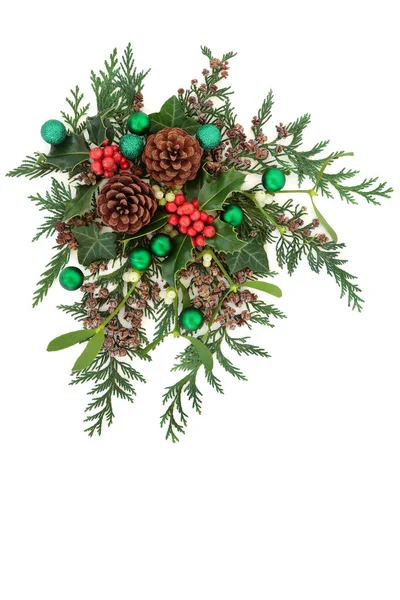 白い背景にホリー ミステリー 松のコーン 杉のヒノキモミと緑のボールと冬の緑とクリスマスの組成 クリスマス 新年の装飾ディスプレイ フラットレイアウト トップビュー コピースペース — ストック写真