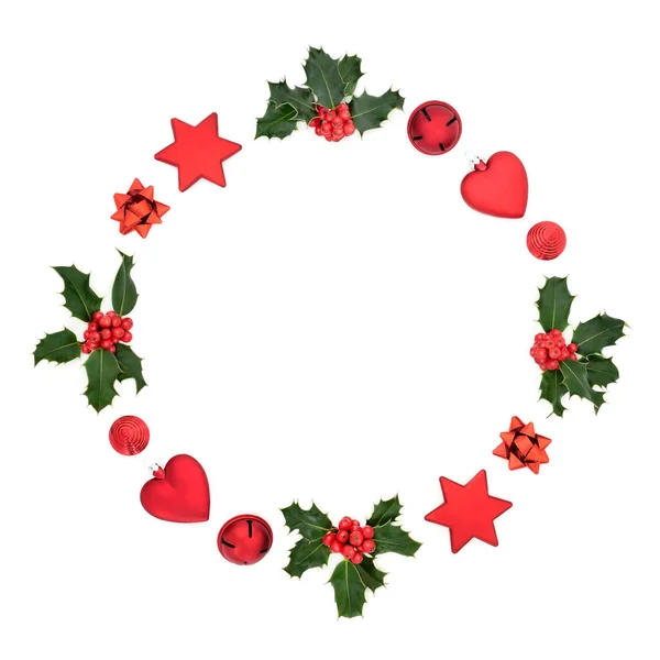 Kış Çiçekli Noel Çelengi Kırmızı Takı Süslemeleri Beyaz Arka Planda — Stok fotoğraf