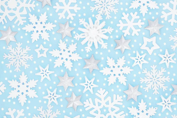 パステルブルーのクリスマスの雪の結晶 銀の星の背景パターン クリスマス 新年の休暇シーズンのためのお祭りのデザイン トップビュー フラットレイアウト — ストック写真