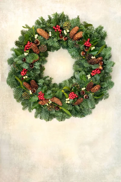 在旧羊皮纸上 用云杉 松果和虱子做为圣诞的天然冬青花环 节日和新年的传统象征 复制空间 — 图库照片
