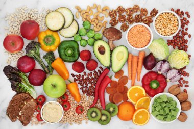 Vitamin, mineral, antosiyanin, antioksidan, protein, akıllı karbonhidrat ve omega 3 yağ asidi içeren diyabet hastaları için düşük glisemik gıdalar. Sindirim sisteminde 55 'in altında