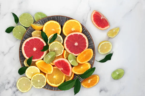Імунітет Підвищує Здоров Цитрусових Апельсином Лимоном Грейпфрутом Листям Круглій Тарілці — стокове фото