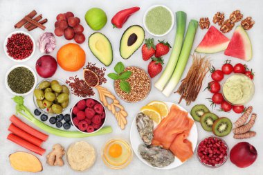 Bağışıklık sistemi sağlıklı gıdaların antioksidanlarla, antosiyaninlerle, vitaminlerle, minerallerle, proteinle, omega 3 'le ve lifle uyumlu hale getirilmesini sağlar. Düz yatıyordu.